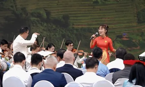 Bắt trọn khoảnh khắc nữ tỷ phú cất tiếng ca giữa cờ hoa tháng 8