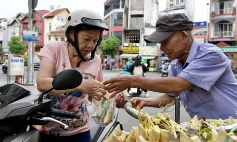 Vượt trăm cây số lên TP.HCM bán bánh mưu sinh