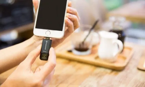 Nhặt được USB lạ đánh rơi trên đường, tò mò cắm thử vào điện thoại, bên trong là thứ không ai nghĩ tới
