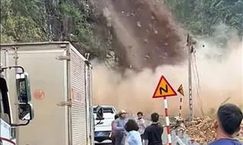 Đá núi sạt lở lấp kín đường độc đạo khi hàng chục người đang có mặt trên đường