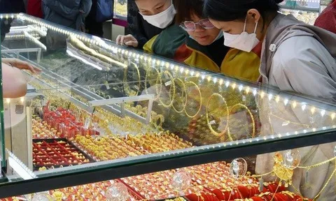 Giá vàng miếng SJC cao chót vót, nên mua hay bán?