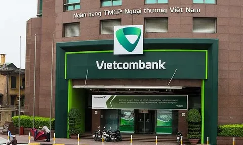 Hết nguồn thu từ một loại phí Bancassurance, lãi hoạt động dịch vụ của Vietcombank suýt rớt khỏi Top 10