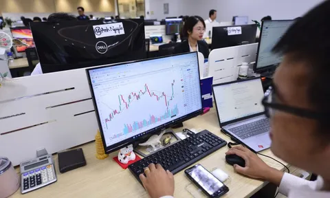 Chứng khoán giảm 42 điểm, bảng điện ngập sắc đỏ