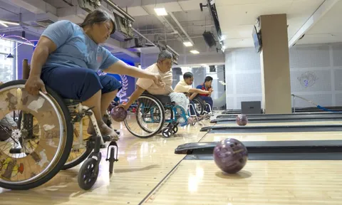 Người khuyết tật chơi bowling: Khi nghị lực lăn tròn cùng quả bóng 8kg