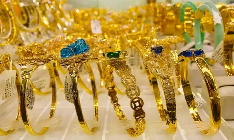 Sáng 25/8: Giá vàng nhẫn, vàng SJC tiếp tục neo ở mức cao kỷ lục
