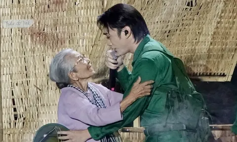 Tác giả hit Phép màu hóa Hải của Mưa đỏ, Soobin là người lính trở về trong Concert Sao nhập ngũ