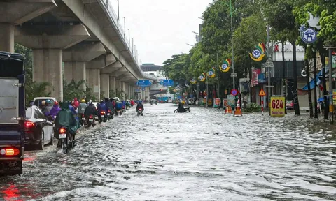 Vì sao loạt tuyến phố Hà Nội ngập trong ‘biển nước’ sáng 26-8?