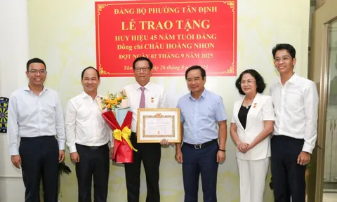 Trao Huy hiệu 45 năm tuổi Đảng cho ông Châu Hoàng Nhơn