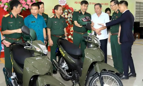 Tổng cục Hậu cần - Kỹ thuật bàn giao hàng trăm mô tô cho ban chỉ huy quân sự cấp xã