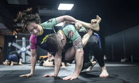 Johnny Trí Nguyễn cảm ơn cô gái MMA đánh 'thanh niên xăm trổ'