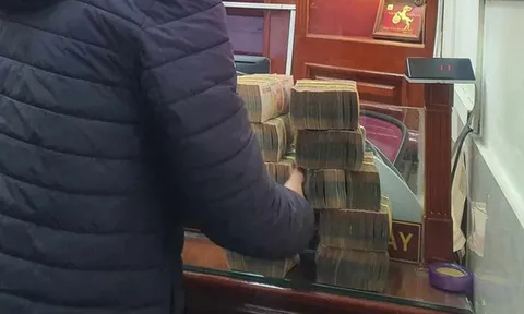 Hết cảnh vác bao tải tiền mặt đi mua vàng: Giao dịch từ 20 triệu đồng/ngày trở lên phải thanh toán qua tài khoản ngân hàng