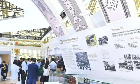 Chiêm ngưỡng bản đồ Việt Nam bằng tiền tại Triển lãm thành tựu đất nước