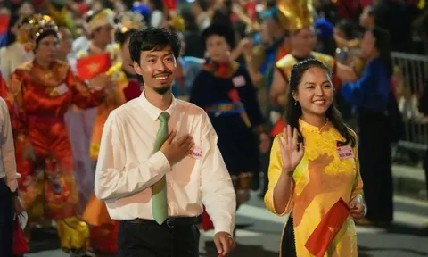 Tiểu đội trưởng Tạ, Cường trong phim Mưa đỏ cùng Đen Vâu, Hoàng Thùy Linh sơ duyệt diễu hành 2-9