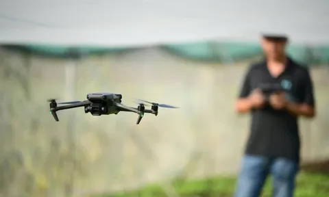 Bay flycam, thả đèn trời ảnh hưởng đến hoạt động bay kỷ niệm A80, Hà Nội yêu cầu xử lý, bắn hạ