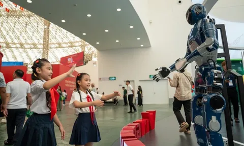 Người dân trầm trồ với xe SUV điện chống đạn, nói chuyện robot tại triển lãm thành tựu đất nước