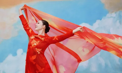 ‘Chim công làng múa’ Linh Nga diện áo dài hạnh phúc mừng Quốc khánh