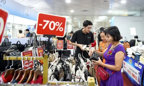 Nghỉ lễ săn hàng giảm giá, nhiều món giảm đến 80%