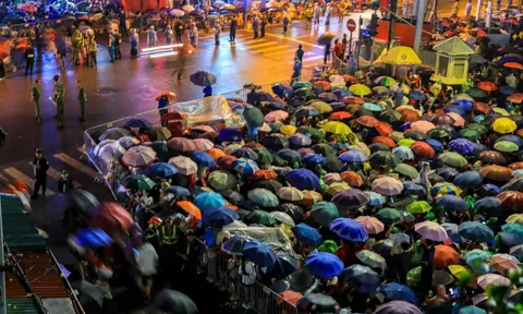 Dù mưa, hàng vạn người dân vẫn chờ đợi xem tổng duyệt diễu binh, diễu hành