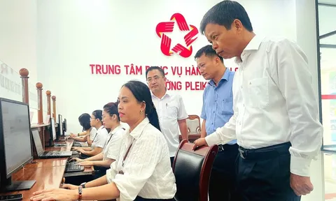 Làm việc xuyên đêm, không có ngày nghỉ để chi 100.000 đồng quà tặng lễ 2-9 cho dân