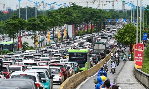 Đường tới trung tâm triển lãm quốc gia tắc hàng cây số, hàng vạn người nhích từng chút