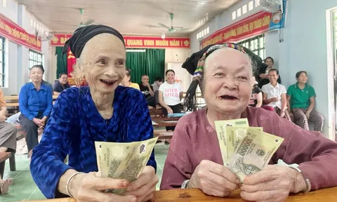 Bà con vùng lũ vui mừng nhận quà Quốc khánh