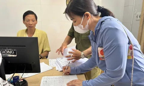 Đà Nẵng: cán bộ làm việc xuyên đêm, không ngày nghỉ phát 'lì xì' Tết Độc lập cho người dân