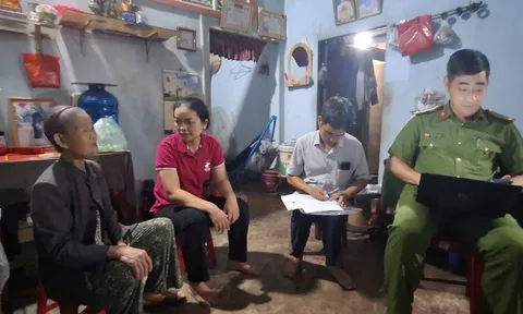 Cán bộ cơ sở ở Đồng Nai tiếp tục ‘đi từng ngõ, gõ từng nhà’ phát quà Quốc khánh cho dân