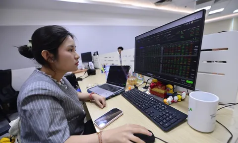 Khối ngoại bán ròng kỷ lục, chứng khoán vẫn có tháng tăng mạnh nhất 5 năm
