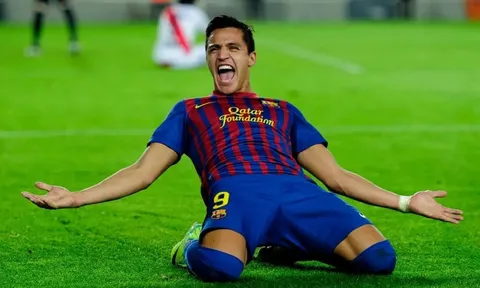 Lamine Yamal có phản ứng bất ngờ khi Sanchez trở lại La Liga