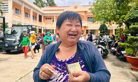 Chủ hộ không nhận giúp quà 100.000 đồng, người trong gia đình phải làm sao?