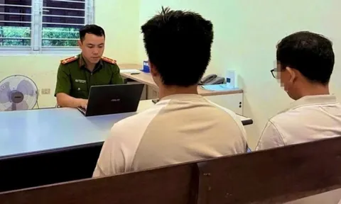 Nam sinh 2003 ở Hà Nội gọi điện nhờ gia đình chuyển khoản 150 triệu đồng, vài phút sau bị công an đưa đi