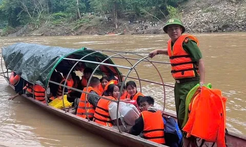 Cầu bị lũ dữ cuốn trôi, hàng trăm học sinh "vượt sông" đến trường