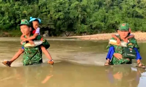Video: Lính biên phòng cõng học sinh vượt suối đến trường trong ngày khai giảng