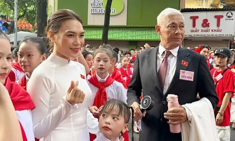 "Ông bố" gây chú ý khi luôn cận kề Mỹ Tâm ở A80 là ai?