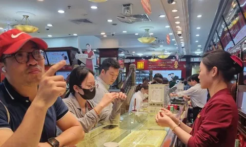 Giá vàng tăng không ngừng: Nên quản hay buông?