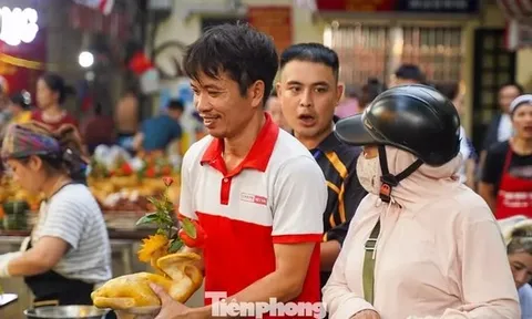 Chợ “nhà giàu” Hà Nội sáng Rằm tháng 7: Gà ngậm hoa hồng giá nửa triệu đồng một con