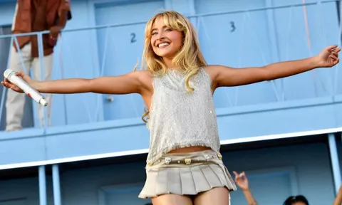 Sabrina Carpenter bị chỉ trích vì bìa album tình dục hóa nghệ sĩ nữ