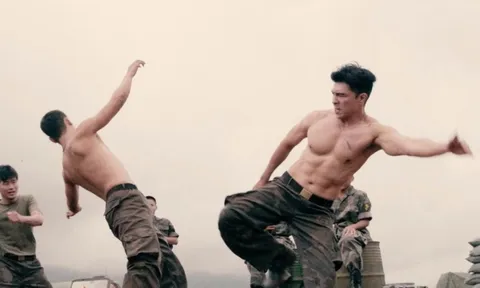 Để cho Quang Steven Nguyễn của Mưa đỏ khoe 'body 6 múi' trên phim, đạo diễn nói gì?