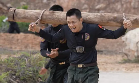 Chiến sĩ quả cảm với màn chào sân 'chấn động tam giới'