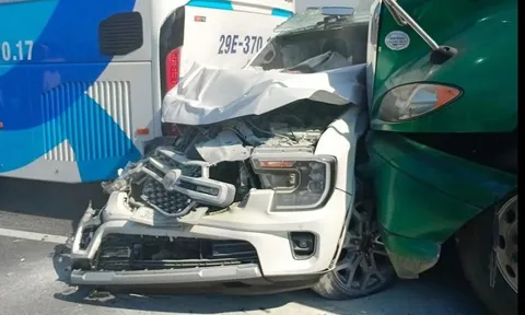 Xe con bị 'vò nát' sau vụ tông liên hoàn giữa 5 ô tô trên cao tốc, 2 người bị thương