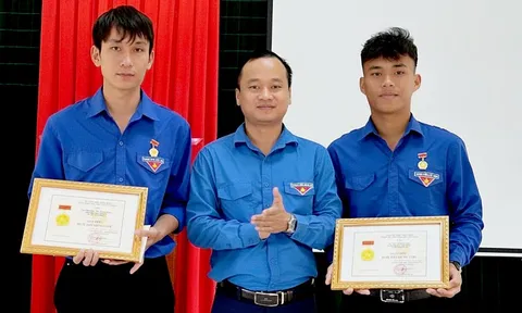 Hai thanh niên nghĩa hiệp nhảy xuống sông Kiến Giang cứu người nhận huy hiệu Tuổi trẻ dũng cảm