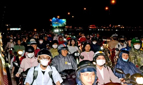 Hàng ngàn người dân TP.HCM đội mưa vì kẹt xe trên cầu Bình Triệu