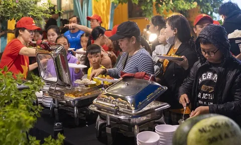 Ăn buffet phải đổi chén, đĩa sau mỗi lần lấy đồ ăn mới là lịch sự, văn minh?