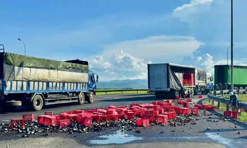 Hàng chục thùng bia rơi xuống đường, người dân xắn tay quét dọn