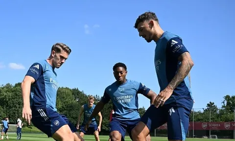 Ben White gọi tân binh của Arsenal là một "con quái vật"