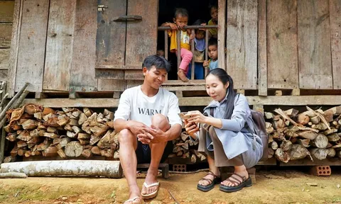 Vượt núi Ngọc Linh, 'cõng' hành chính số vào làng
