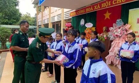 Trao gần 1,6 tỷ đồng cho học sinh khó khăn ở biên giới Gia Lai