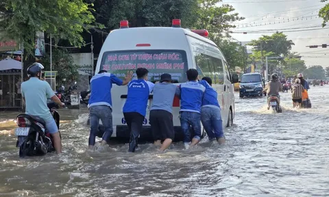 Bến Ninh Kiều thành 'sông' trong triều cường