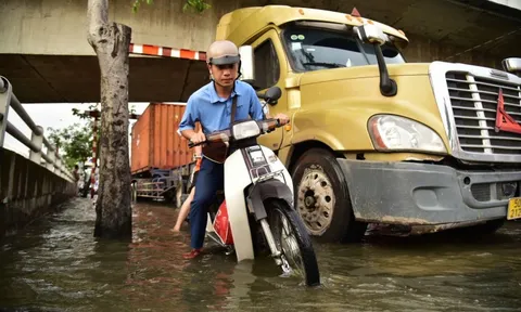 Triều cường đạt đỉnh, người dân TP.HCM lại bì bõm giờ tan tầm
