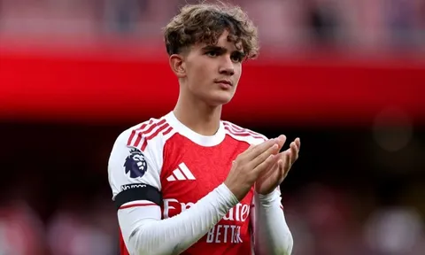 Thần đồng 15 tuổi của Arsenal được ca ngợi hết lời
